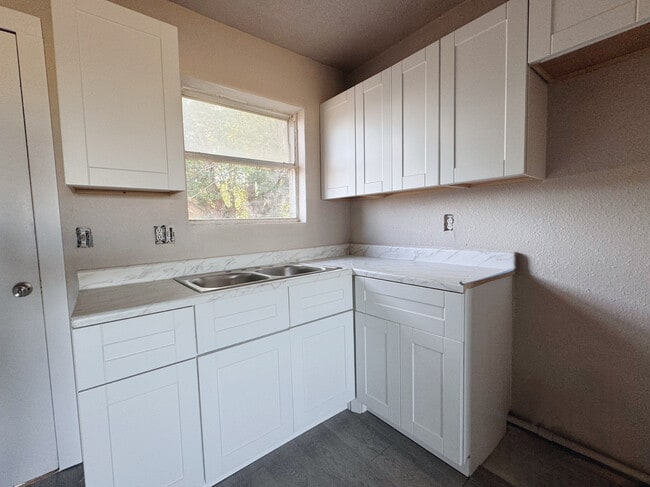 Building Photo - 1908 Inler Ave