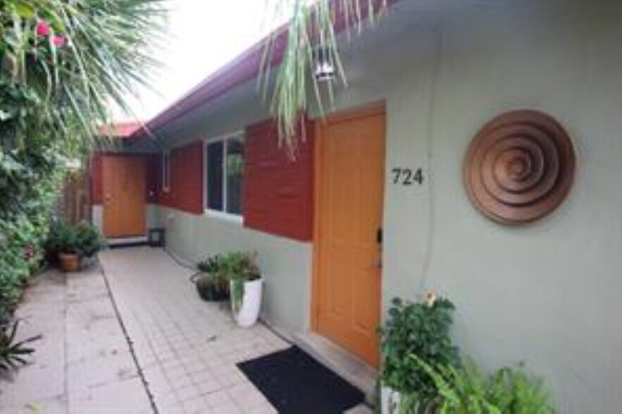 Building Photo - 724 NE 23rd Dr