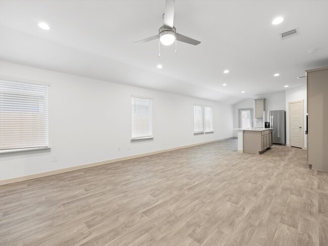 Building Photo - 12733 Ermine St