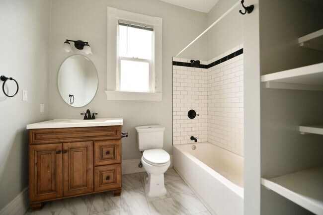 Building Photo - 2111 Vine St