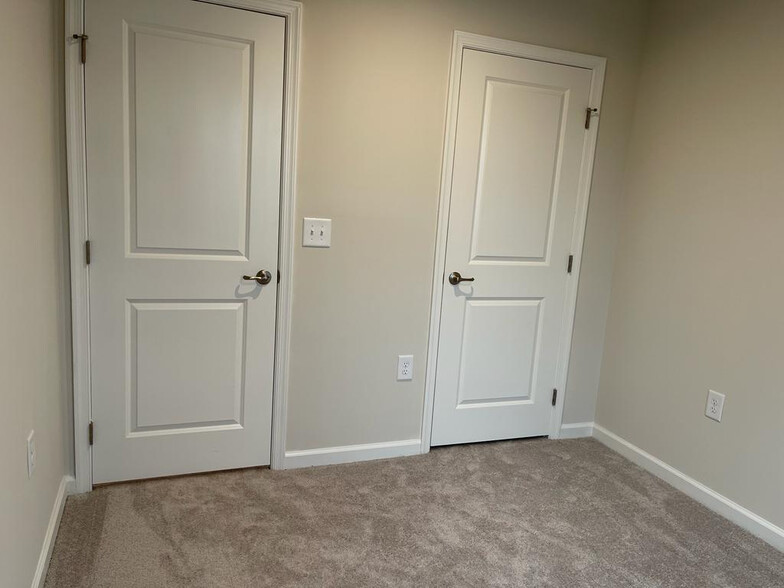 Building Photo - Room in Duplex on Romeria Dr