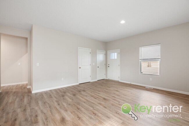 Building Photo - 5 Bedroom 3 Bath Home close to schools and shopping!