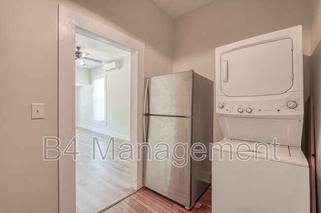 Building Photo - 654 Ravenel St