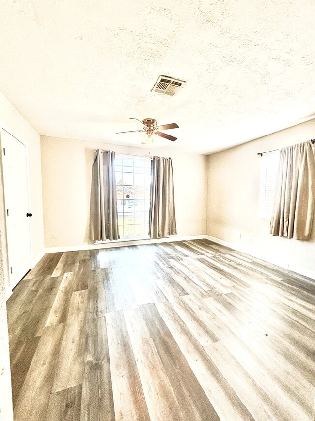 Building Photo - 1205 Bank Dr