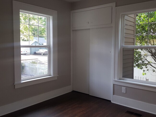 Building Photo - 4 Bed, 1 Bath, Large fenced yard, Shop, En...