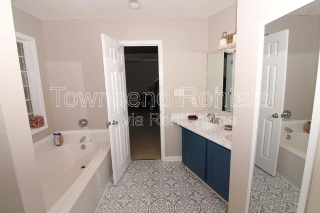 Building Photo - 4401 Clifton Dr