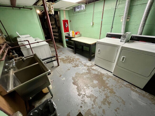 Building Photo - Affordable Nob Hill Studio Condo at Patricia Court – Walk to NW 23rd - Rent covers water, sewer, ...