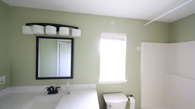 Building Photo - 5 Bed 2.5 Bath - Group - Dog Friendly - Fu...