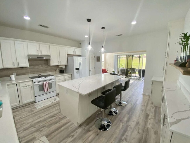 Building Photo - Fully Furnished Two Bedroom Home in Sun City!