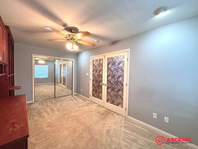 Building Photo - Lovely 5 Bedroom Home In River Oaks Area!