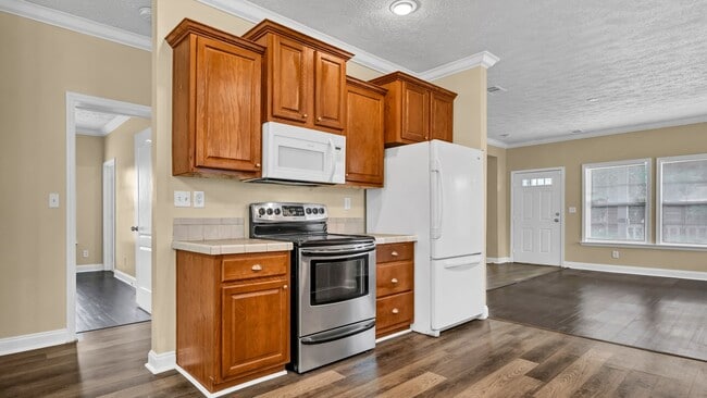 Building Photo - Spacious 3-Bedroom Home with Recent Upgrad...