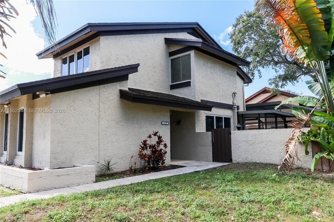 Building Photo - 8320 SW 39th Ct