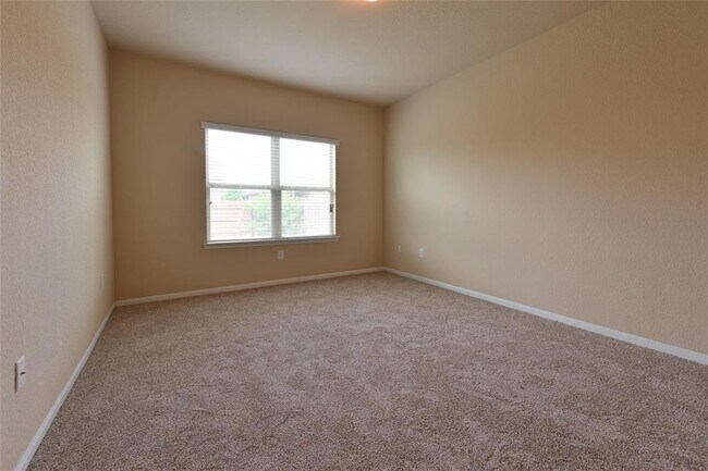 Building Photo - 613 Pinnacle Dr