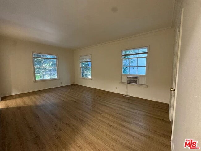 Building Photo - 127 N Doheny Dr