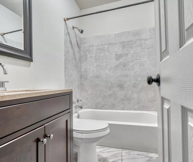 Building Photo - 204 N Port St