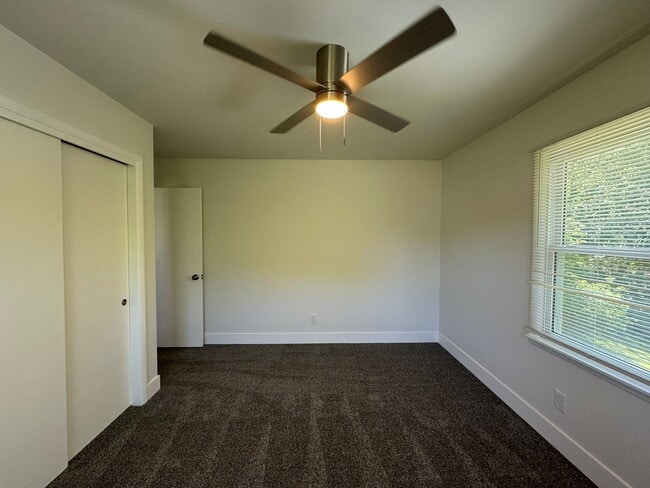 Building Photo - 4 Bedroom house with Second kitchen in basement