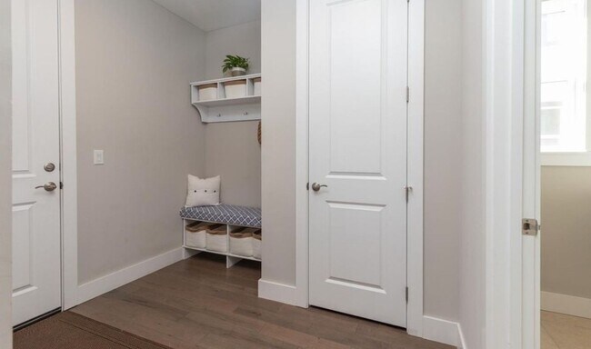 Building Photo - Gorgeous & Large 3 Bedroom 2 Bath Home wit...
