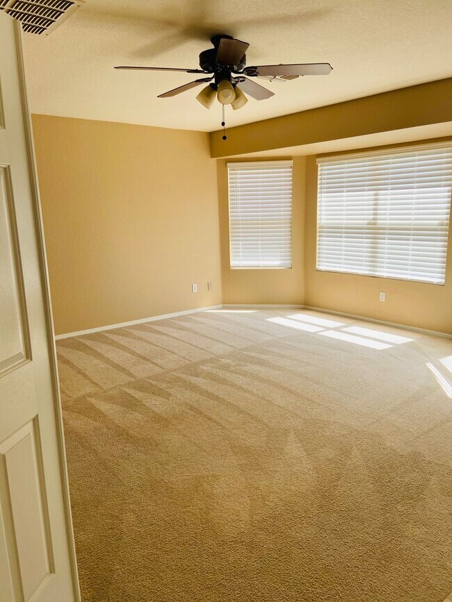 Building Photo - 5 bedroom 3 bath Remolded home Ready to move in!