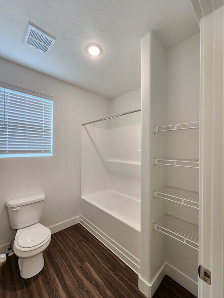 Building Photo - 4735 S Alder Dr