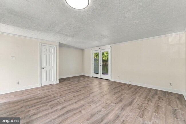 Building Photo - 8 Victoria Manor Ct