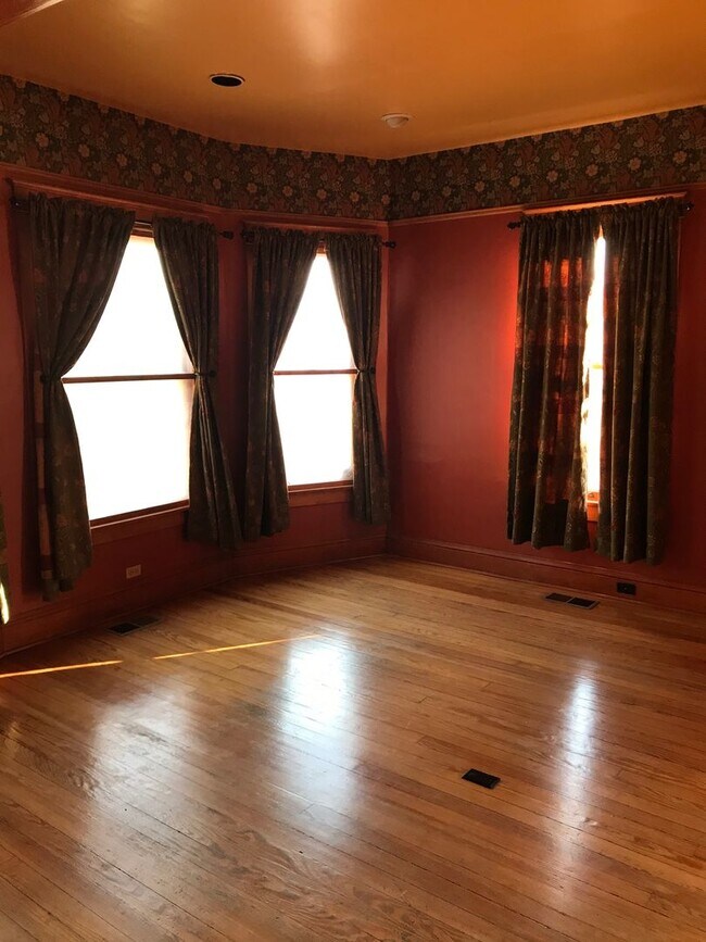 Building Photo - HISTORIC QUEEN ANNE 3 Bedroom  2 Bath