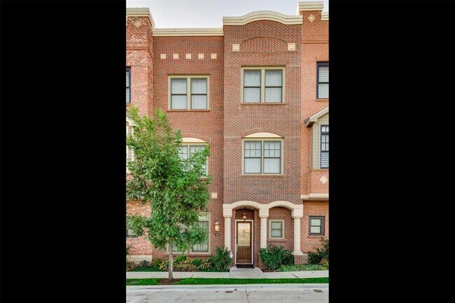 Building Photo - 418 NE 2nd St