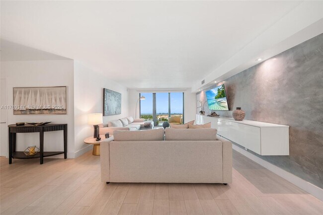 Building Photo - 1111 Crandon Blvd