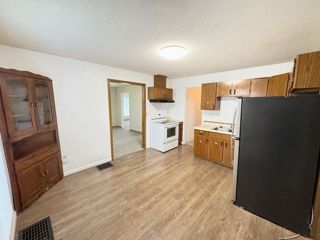 Building Photo - short term lease available