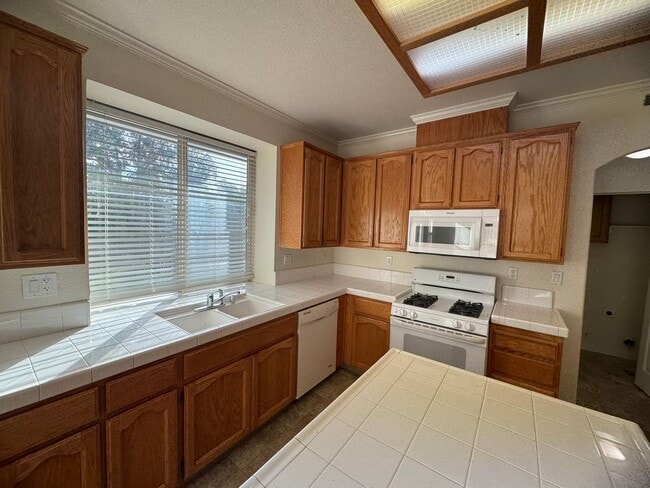 Building Photo - Spacious 2 Story Near Trails & Rose Park