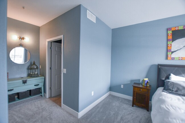 Building Photo - Beautiful Central Park Condo!