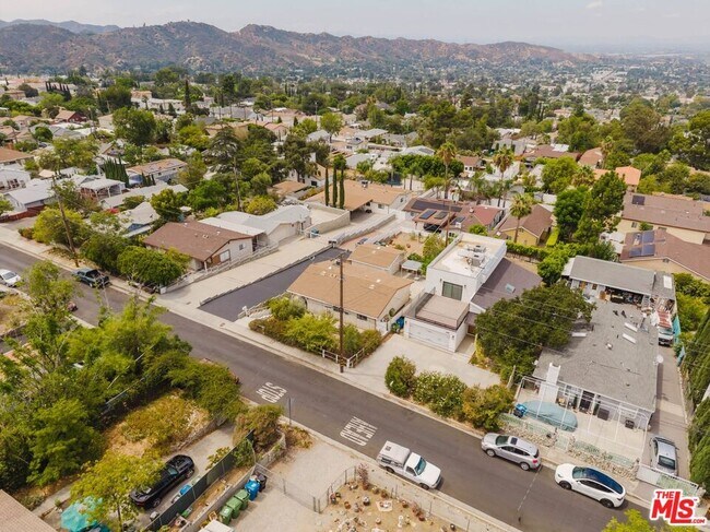 Building Photo - 10539 Samoa Ave