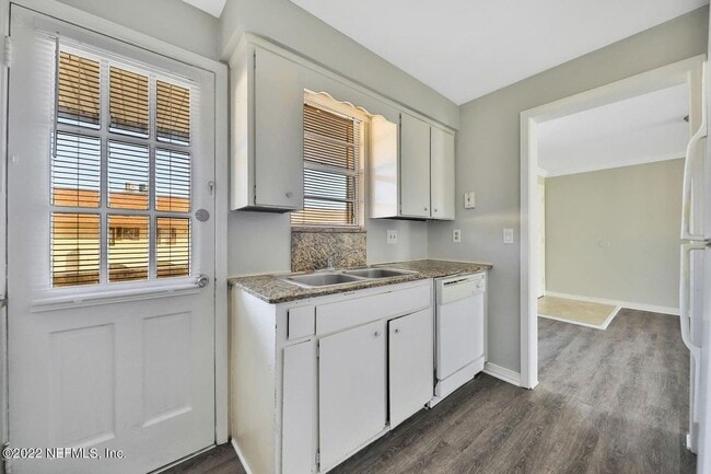 Building Photo - 2 Bedroom Unit