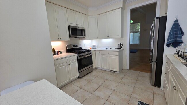 Building Photo - 900 W Roxbury Pkwy
