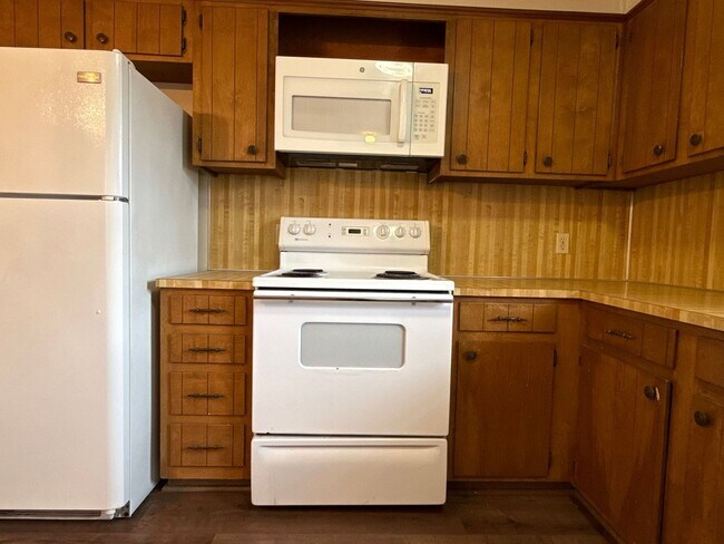 Building Photo - 2 Bedroom, 1 Bathroom Home