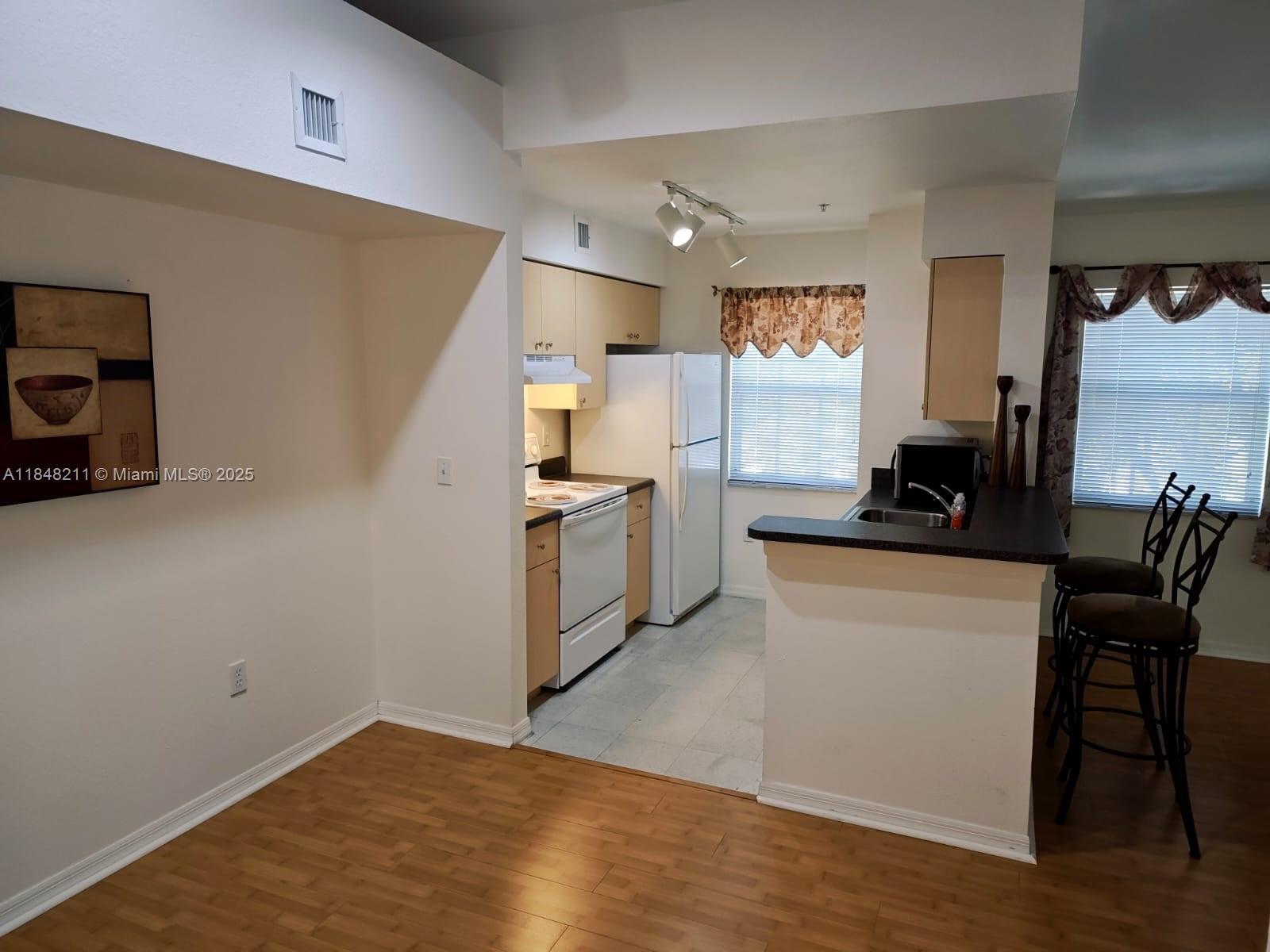 Building Photo - 2586 Centergate Dr