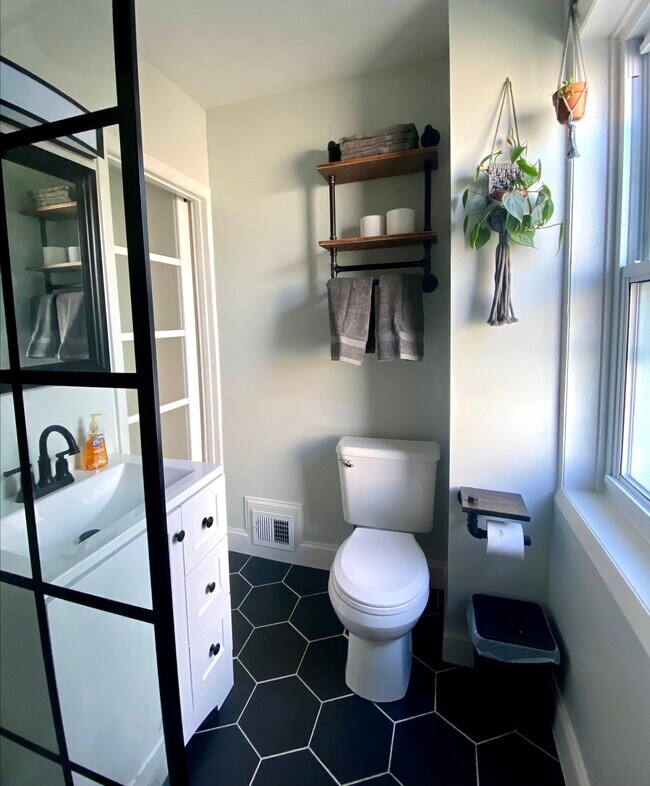 Building Photo - 2729 Reno St