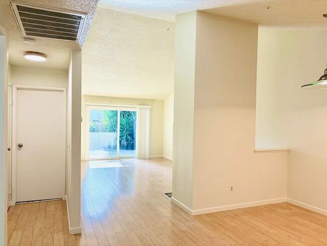 Building Photo - House like 2bed/1.5 Bath Condo with Spacious Corner Yard and 2 Car Garage