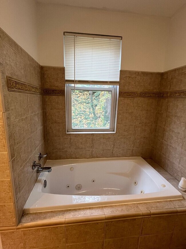 Building Photo - 418 Noble St