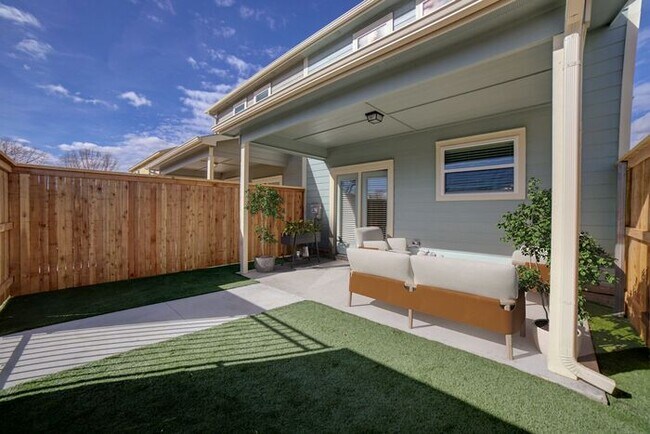 Building Photo - Luxury 4/2.5 Townhome!