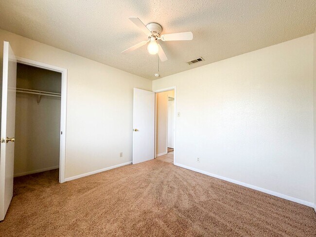 Building Photo - 2607 Bluebonnet Dr