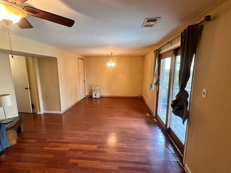 Building Photo - 516 Meadow Hall Dr
