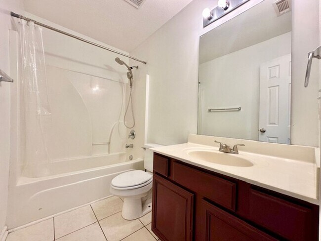 Building Photo - Welcome Home! Rare 3 Bedroom 2.5 Bath Town...