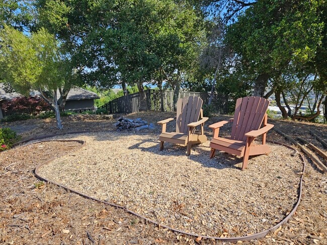 Building Photo - 1202 Meadowcrest Dr