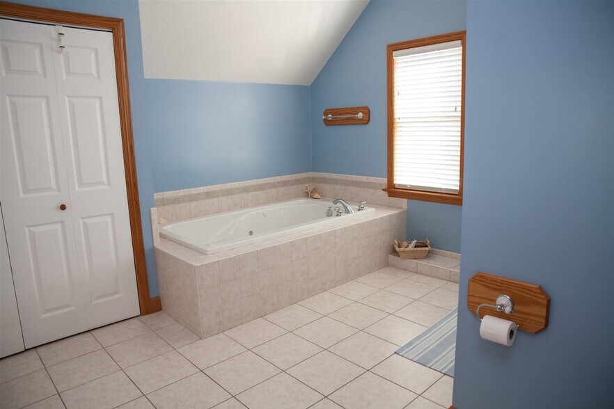 Building Photo - 48184 Decoy Dr