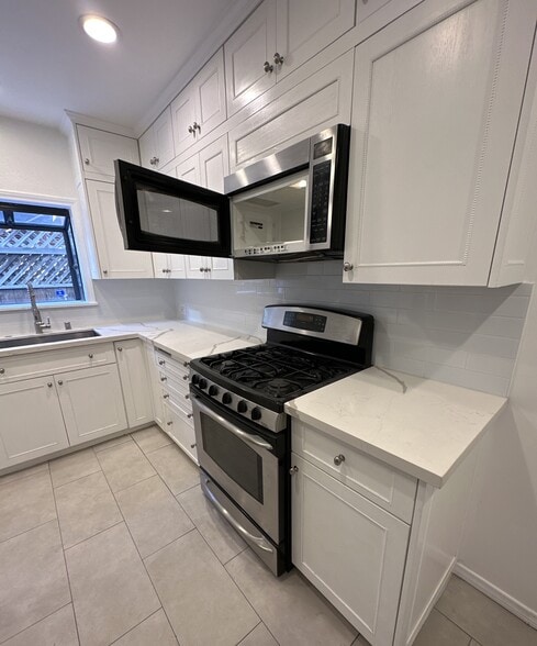 Building Photo - 7865 Willoughby Ave