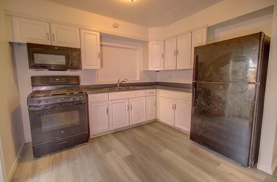 KITCHEN - 1130 E 6th St