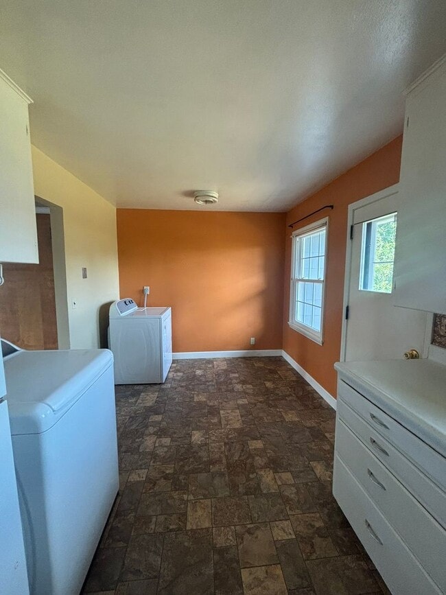 Building Photo - 2 BEDROOM | 1 BATH | WEST