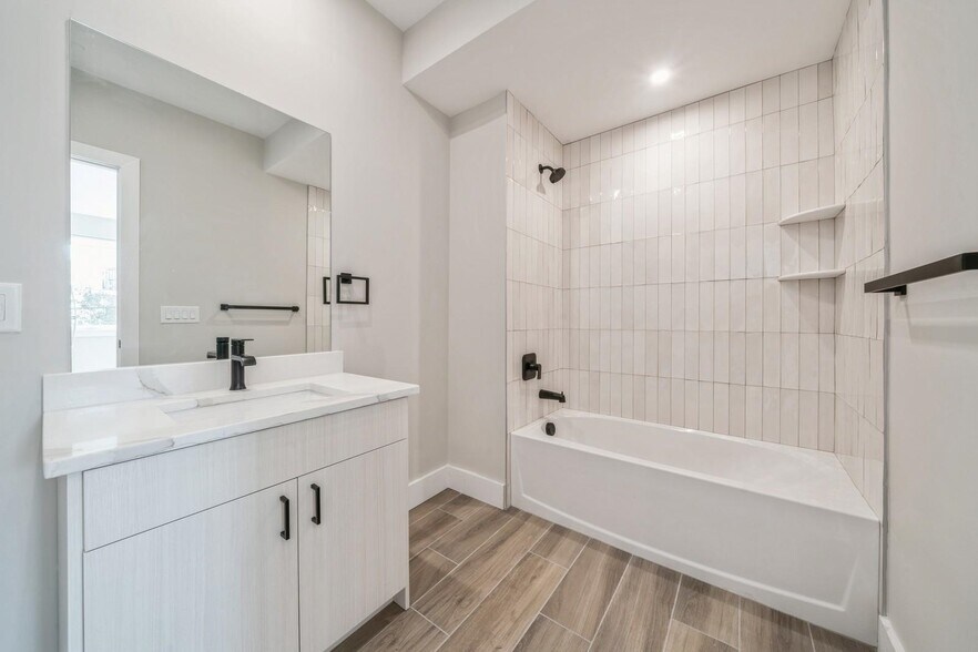 Building Photo - 203-205 Randolph Ave Unit# 101