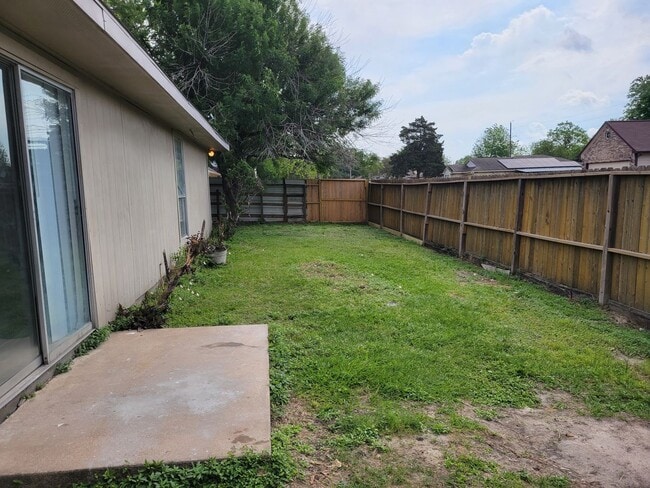 Building Photo - One story, 3 bedroom duplex available!