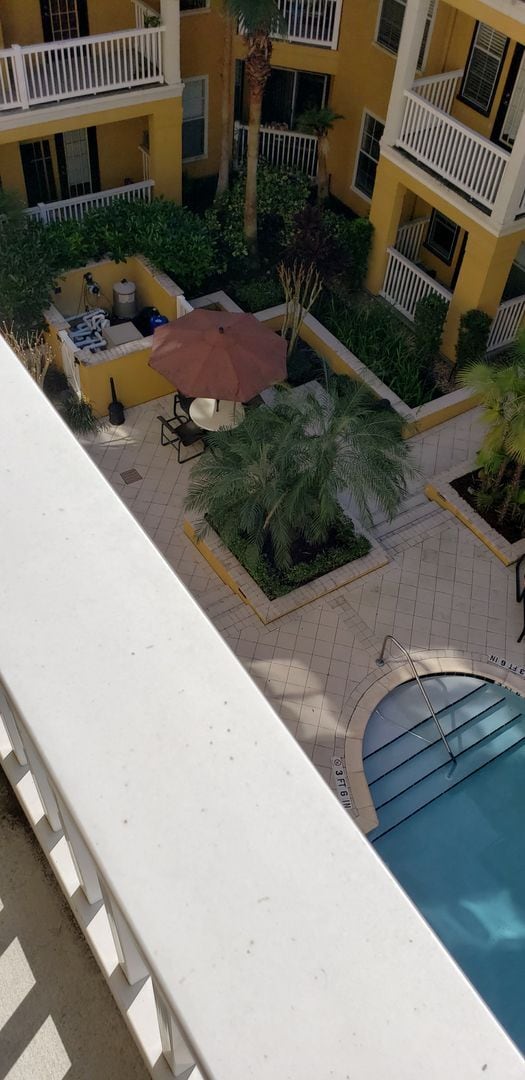 Building Photo - Beautiful large studio, private balcony overlooking pool!